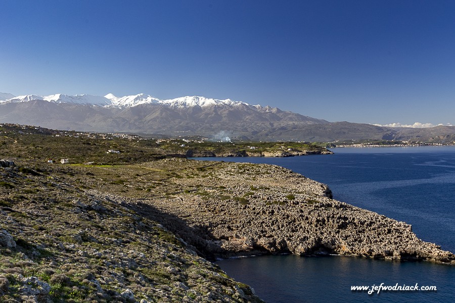 Montagnes enneigées en Crète vues de la cote.