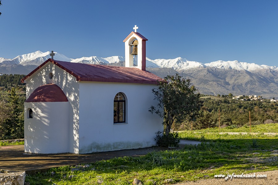 Chapelle devant les montagnes enneigées de Crète