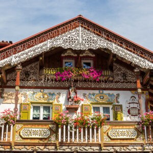 Italie: les maisons colorées de Canazei dans les Dolomites.