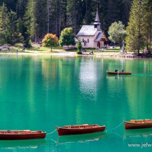 Italie: Lago di Braies dans les Dolomites.