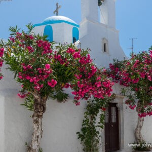 Grèce: Les ruelles colorées de l’île de Paros.